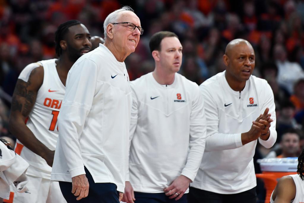 Adrian Autry (r.) with Gerry McNamara (c.) and Jim Boeheim (l.) on Dec. 31, 2022.