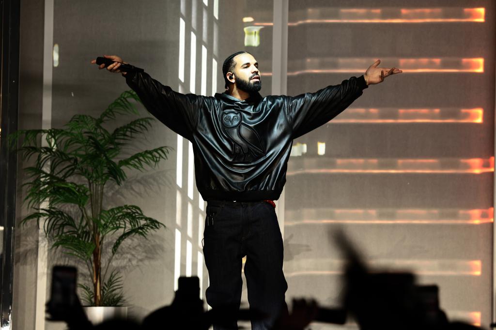 NEW YORK, NEW YORK - JANUARY 22: Drake performs on stage during Drake Live From The Apollo Theater For SiriusXM and Sound 42 at The Apollo Theater on January 22, 2023 in New York City. (Photo by Dimitrios Kambouris/Getty Images for SiriusXM) Drake Live From The Apollo Theater For SiriusXM And Sound 42