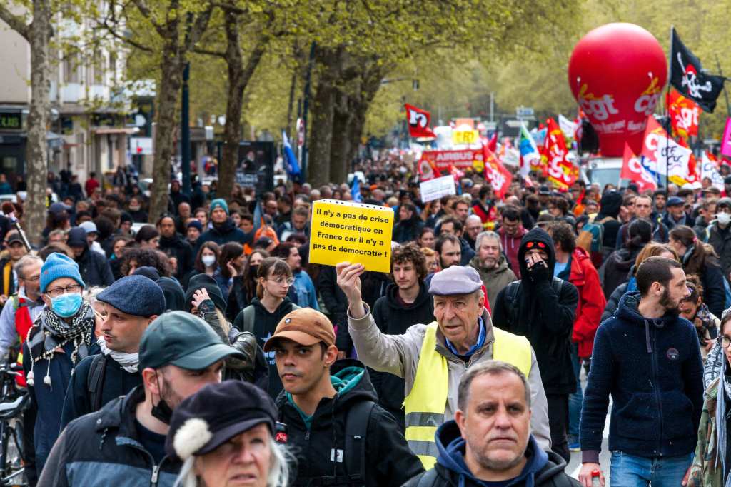 A Yellow Vest demonstrator with a placard