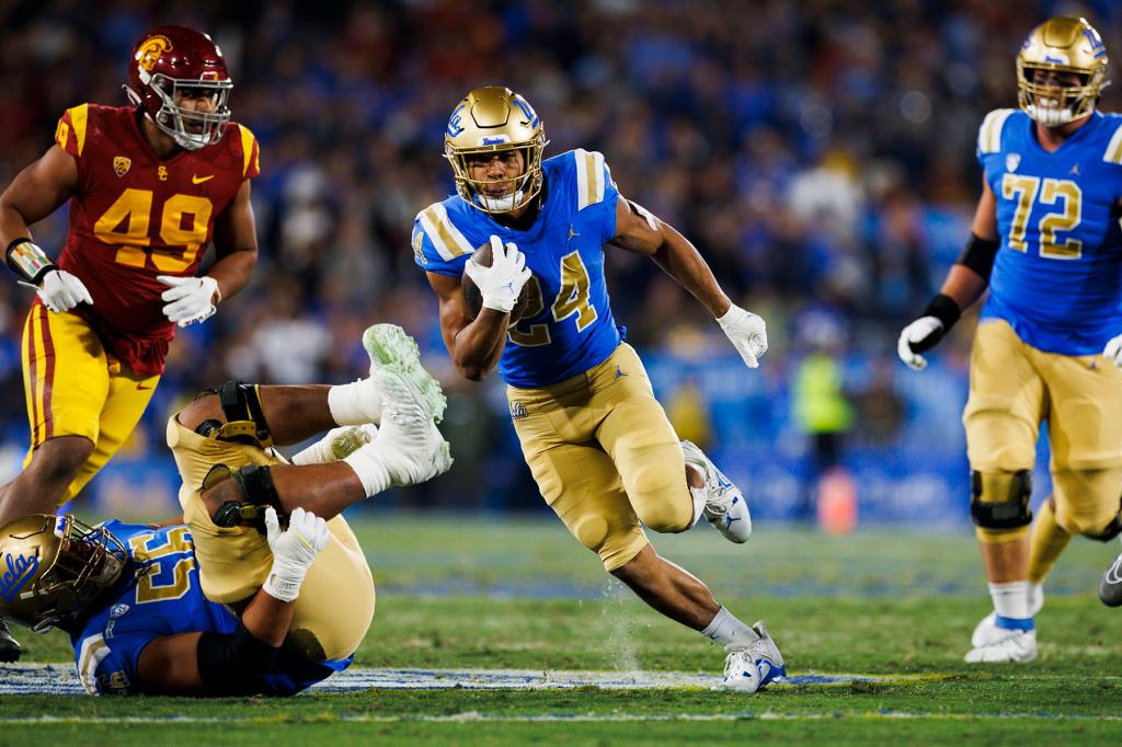 UCLA Bruins running back Zach Charbonnet (24) runs with the ball during the NCAA college football game between the USC Trojans and the UCLA Bruins on November 19, 2022 at the Rose Bowl Stadium in Pasadena, CA.