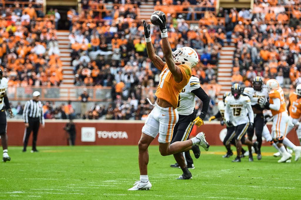 Tennessee Volunteers wide receiver Jalin Hyatt (11) catches a pass during the college football game between the Tennessee Volunteers and the Missouri Tigers on November 12, 2022, at Neyland Stadium, in Knoxville, TN.