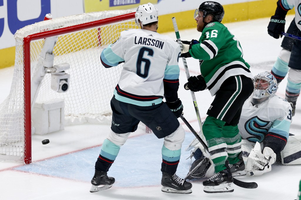 Joe Pavelski scores one of his four goals during the Stars' loss.