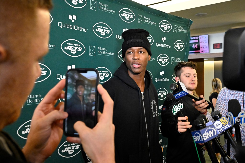 Jets cornerback Sauce Gardner speaks to the media in Florham Park, NJ. Photo by Bill Kostroun