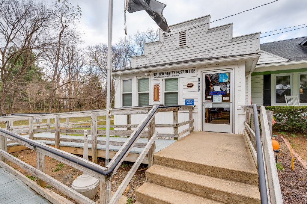 An image of the post office.