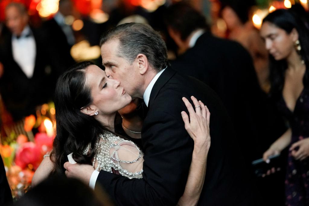 Hunter Biden kisses Ashley Biden during an official state dinner.