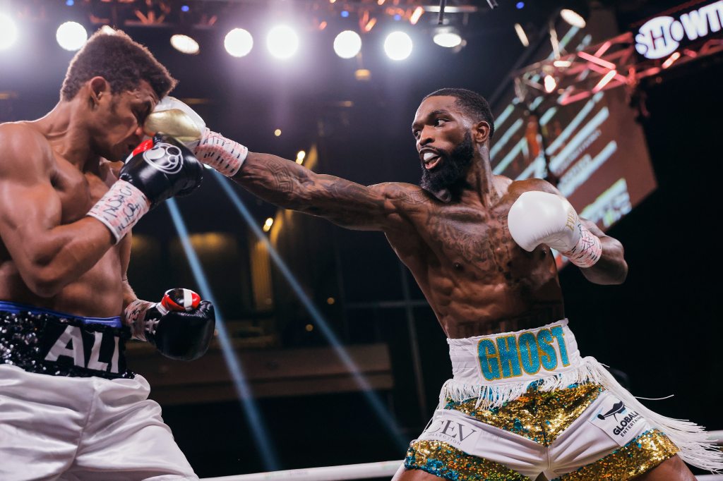 Frank Martin (r.) punches Michel Rivera during his unanimous decision victory on Dec. 17, 2022. 