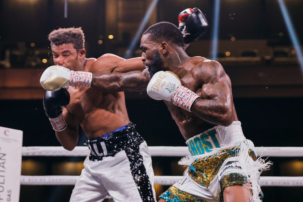 Frank Martin (r.) punches Michel Rivera during his unanimous decision victory on Dec. 17, 2022. 