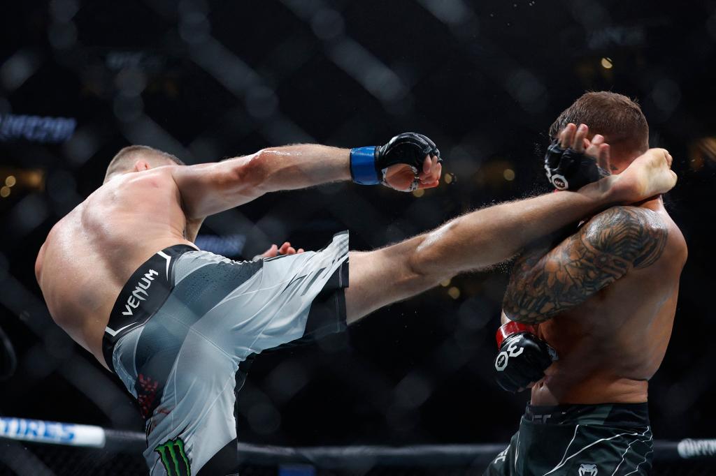 Justin Gaethje connects with the fight-ending head kick that knocked out Dustin Poirier at UFC 291.