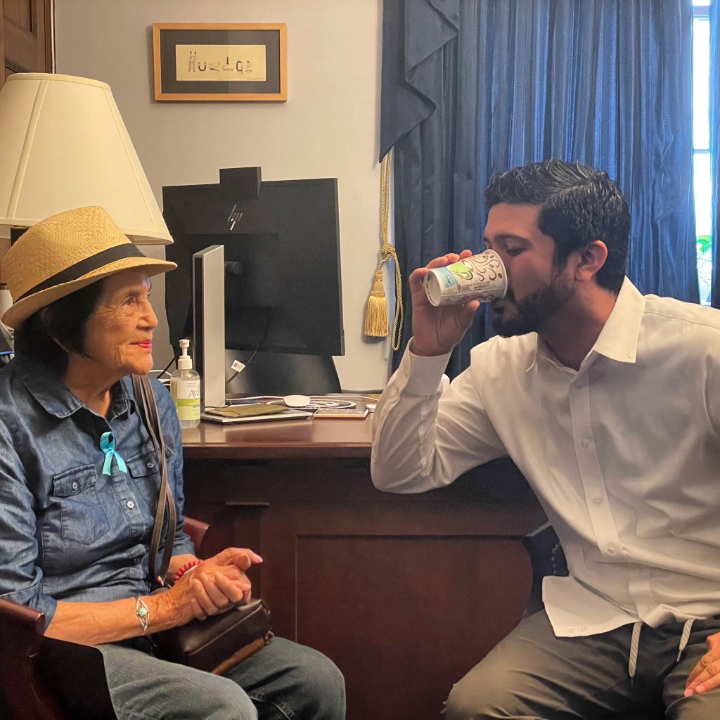 Casar drinking water with Dolores Huerta