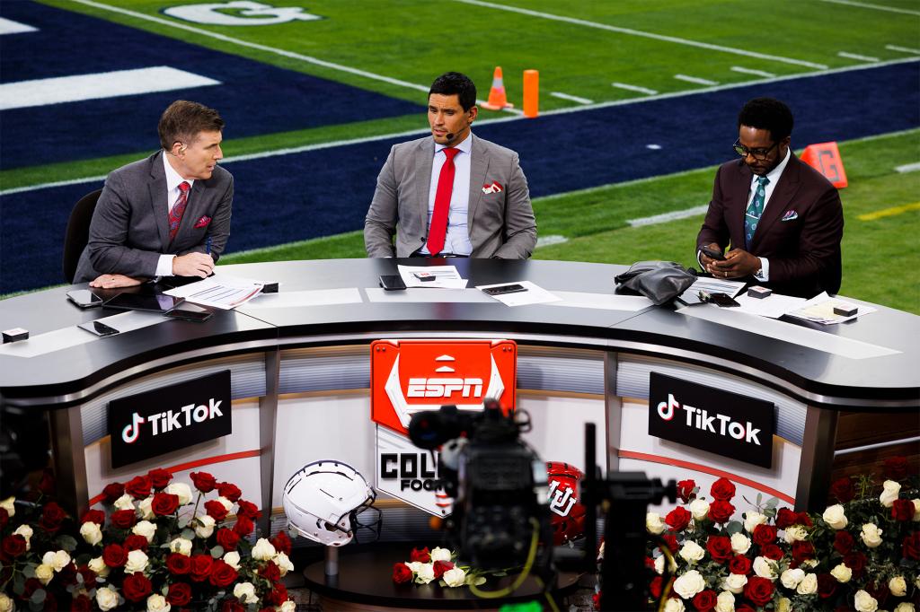 Rece Davis (l.) and David Pollack (r.) participate in an ESPN broadcast at the Rose Bowl in 2023.