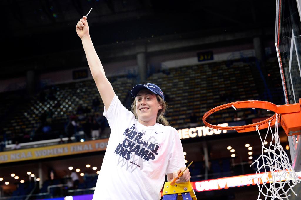 Breanna Stewart cuts down the net after winning the NCAA championship with Connecticut in 2013.