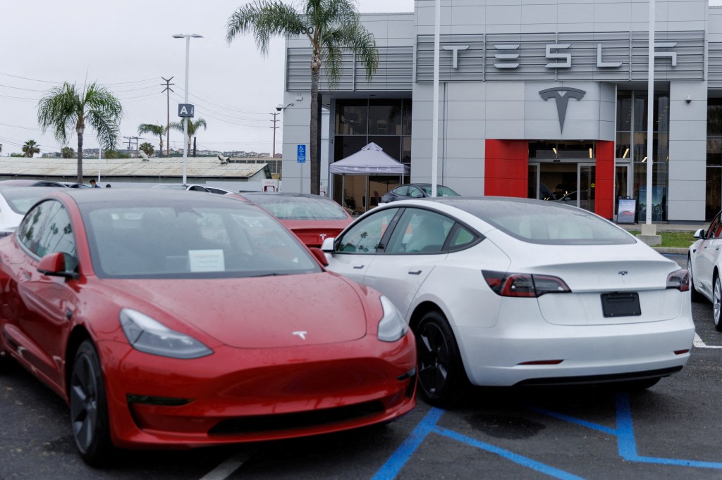  Tesla Model 3 vehicles