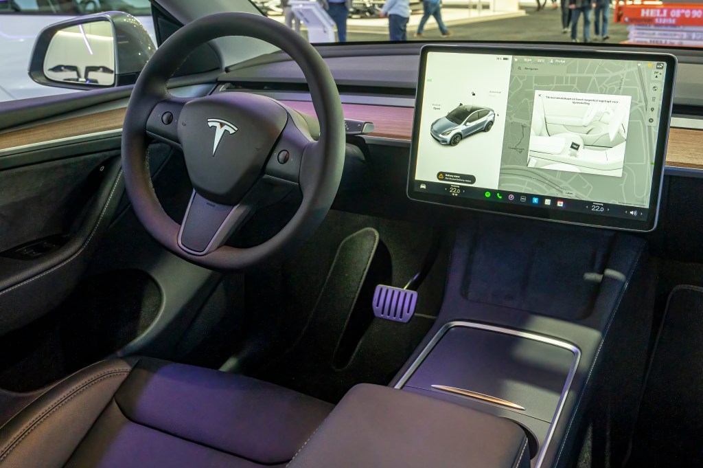  Tesla Model Y interior 