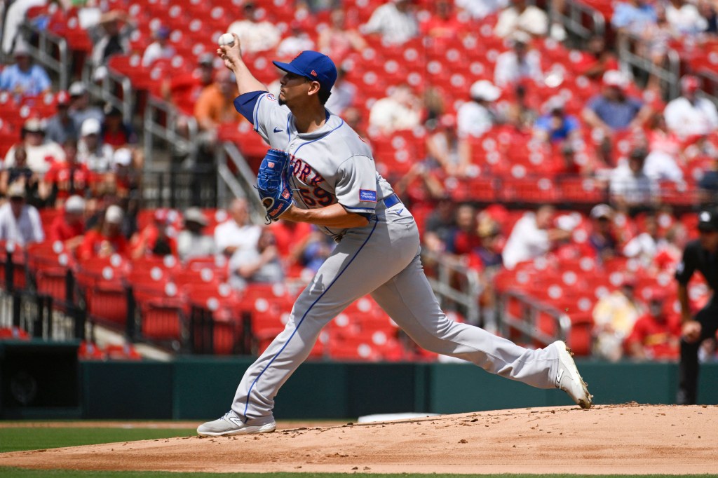 Carlos Carrasco pitches during the Mets' loss to the Cardinals on Aug. 20. 