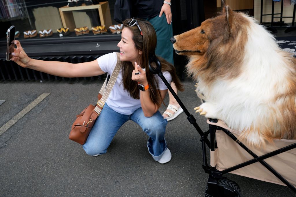 Toco snaps a selfie with a fan.