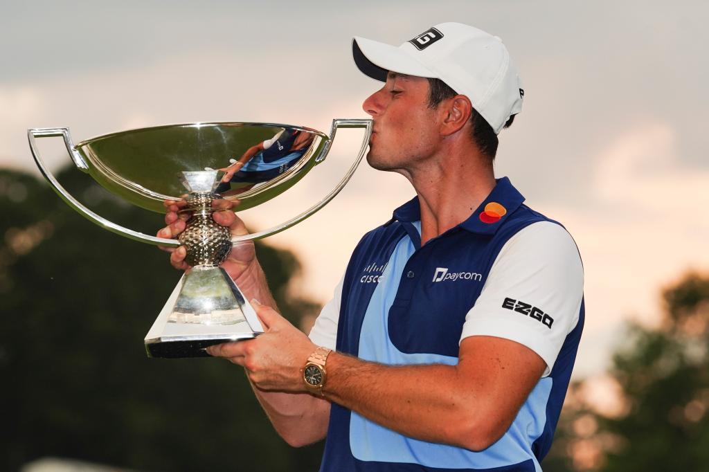 Hovland holding the silver FedEx Cup trophy.