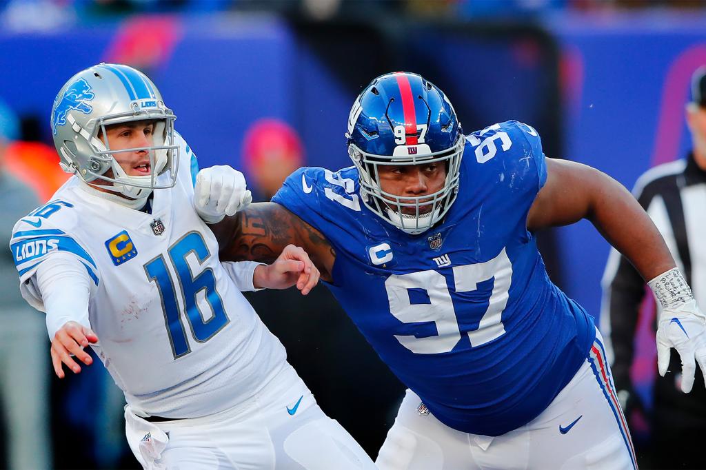 Dexter Lawrence (r.) will anchor the Giants' defensive line after signing a massive contract this offseason.