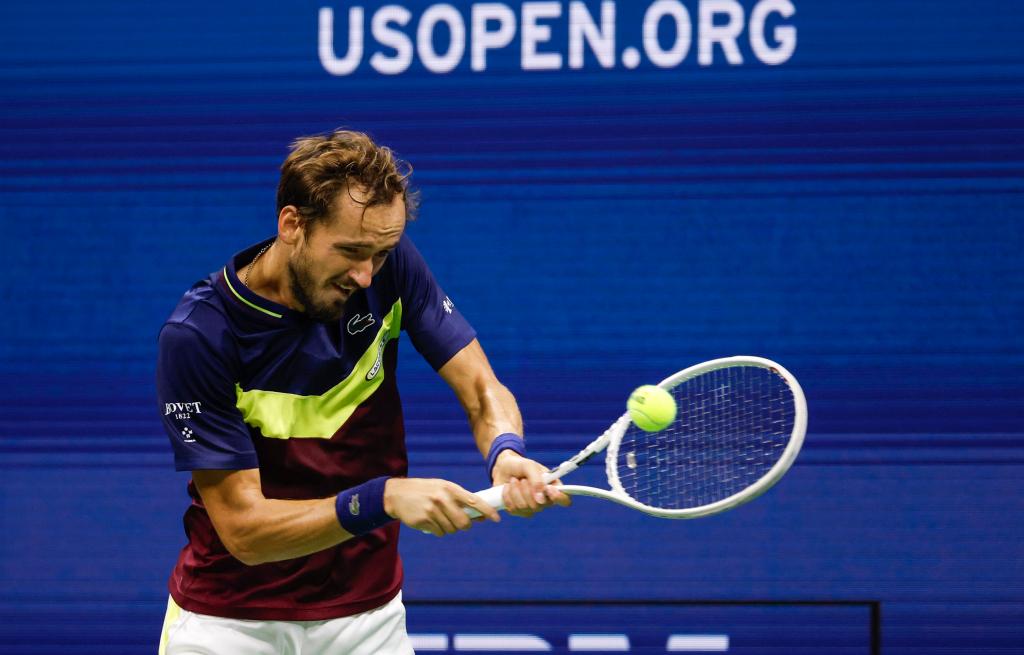 Daniil Medvedev returns a volley against Carlos Alcaraz