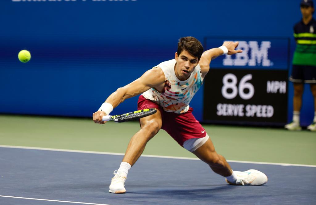  Carlos Alcaraz returns a volley against Daniil Medvedev