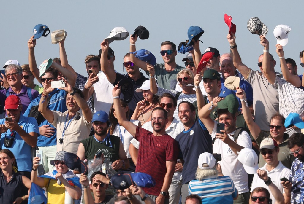Fans waved their hats toward Patrick Cantlay after the golfer chose not wear a cap on Saturday.