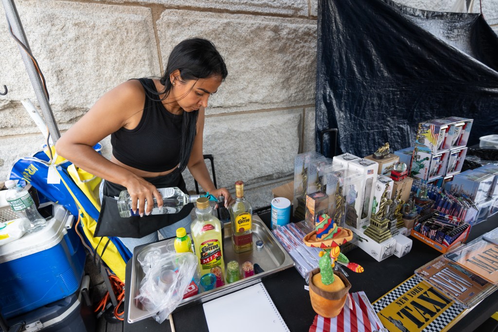 Brooklyn Bridge vendors make margaritas