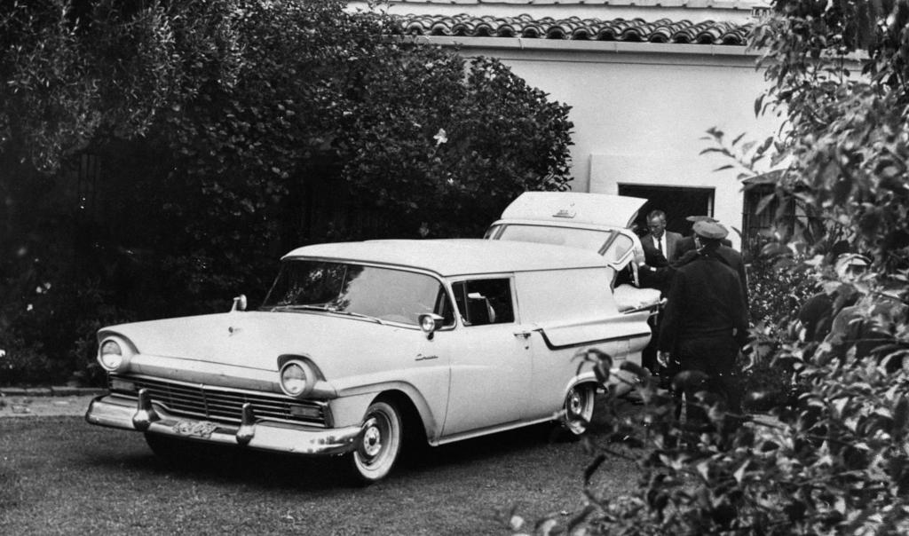 An ambulancer and a policeman paramedics carry the body of  American actress Marilyn Monroe in a mortuary van, on August 05, 1962, after she was discovered dead in her house in Brentwood, Los Angeles, California.