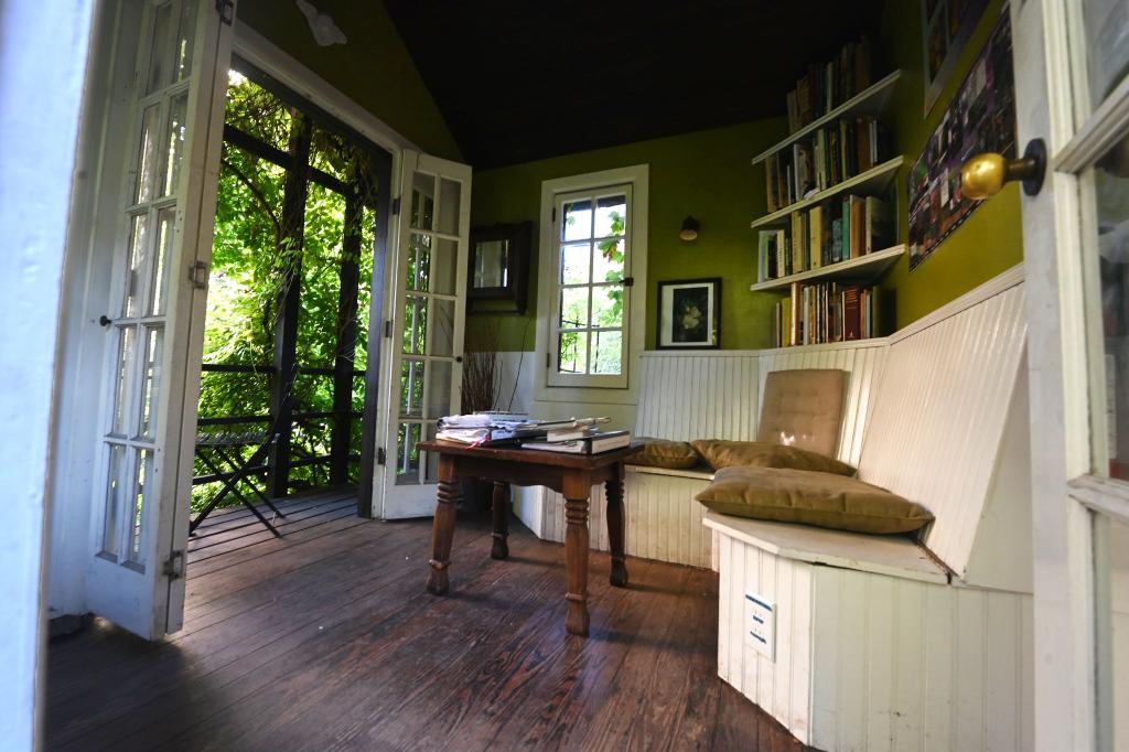 The library inside the treehouse in the secret garden 6BC 