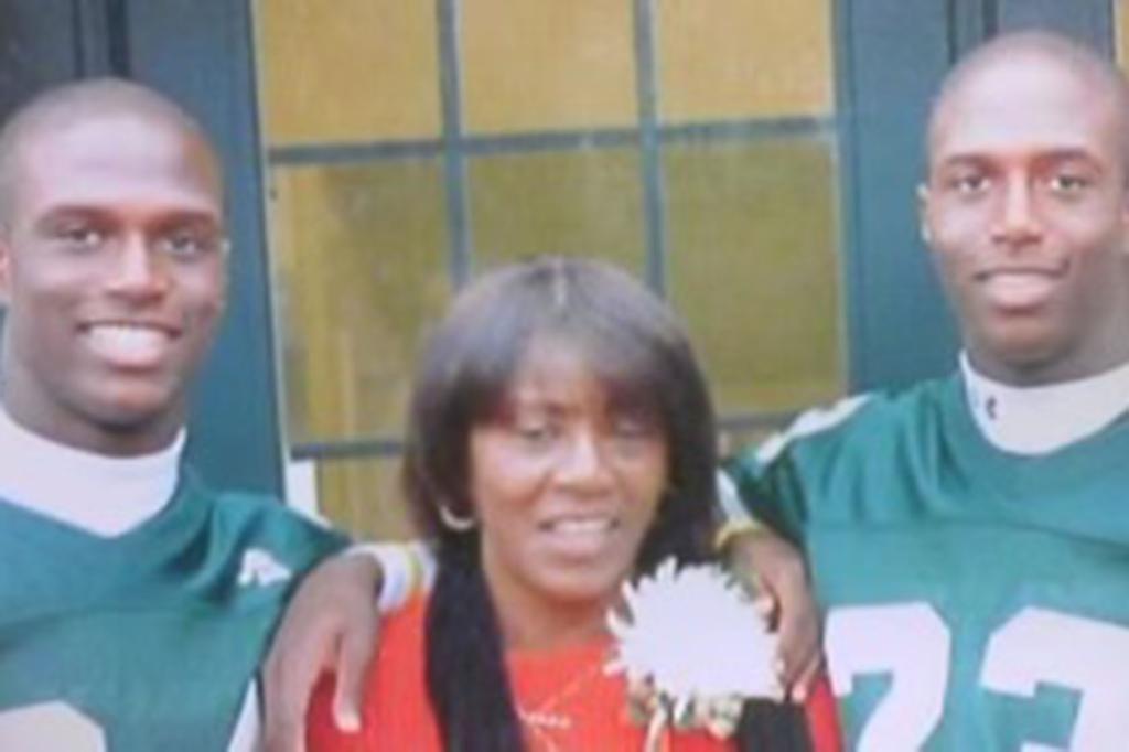 Jason McCourty, Devin McCourty and their mom, Phyllis.