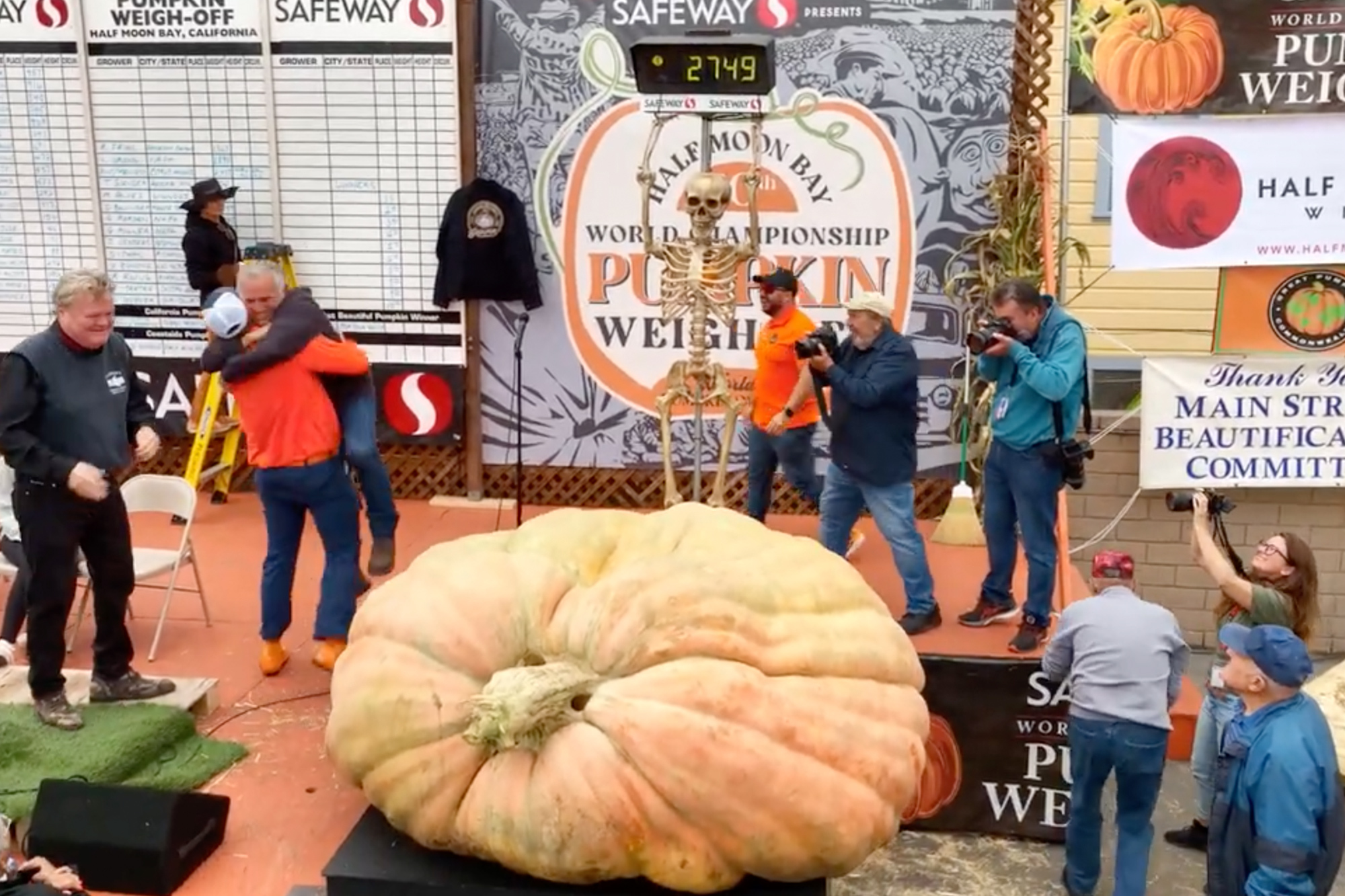 Giant 2,749-lb. pumpkin claims world record and $30K in prize money