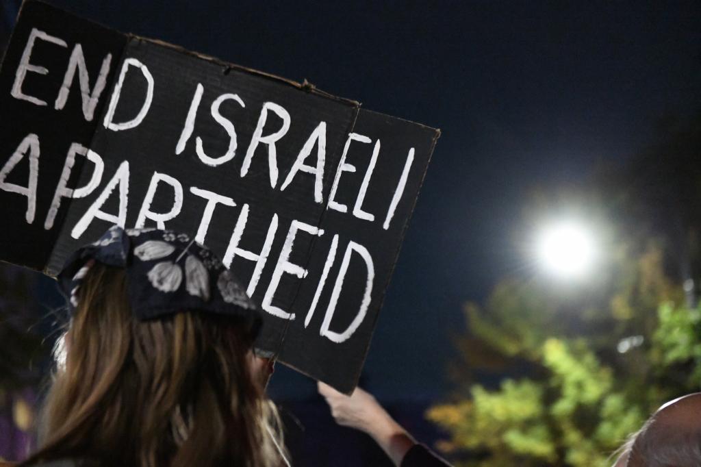 Protester sign No Israeli Apartheid