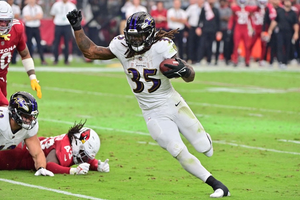 Ravens running back Gus Edwards (35) runs for a touchdown in the second half against the Arizona Cardinals