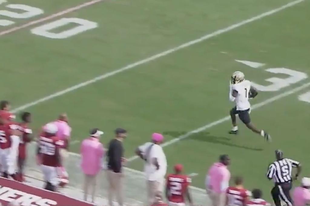 Javon Baker blows a kiss to the Oklahoma sideline. 