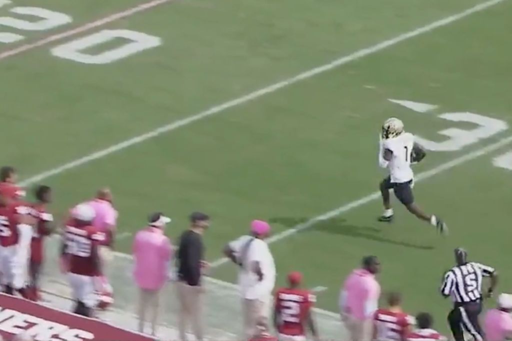 Javon Baker blows a kiss to the Oklahoma sideline. 