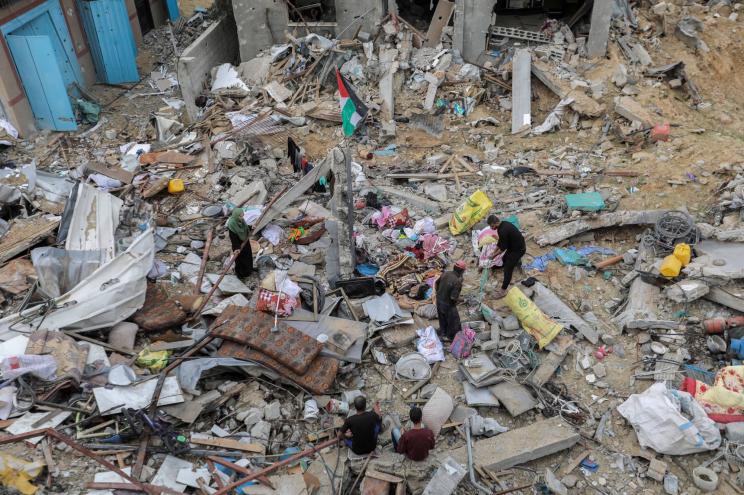 Palestinian citizens inspect the effects of destruction caused by air strikes on their homes in the Khuzaâa area on November 25, 2023 in Khan Yunis, Gaza.