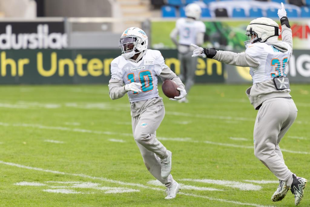 Before the season game Kansas City Chiefs against Miami Dolphins in Frankfurt: Wide receiver Tyreek Hill with a running play and Alec Ingold (r).