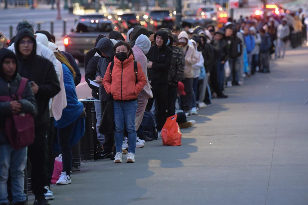 Migrants line up in New York