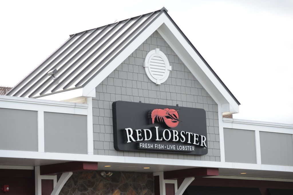 Red Lobster said that its "Ultimate Endless Shrimp" deal which allows customers to pay $20 for all-you-can-eat shrimp is partly to blame for its $11 million loss in the third quarter.