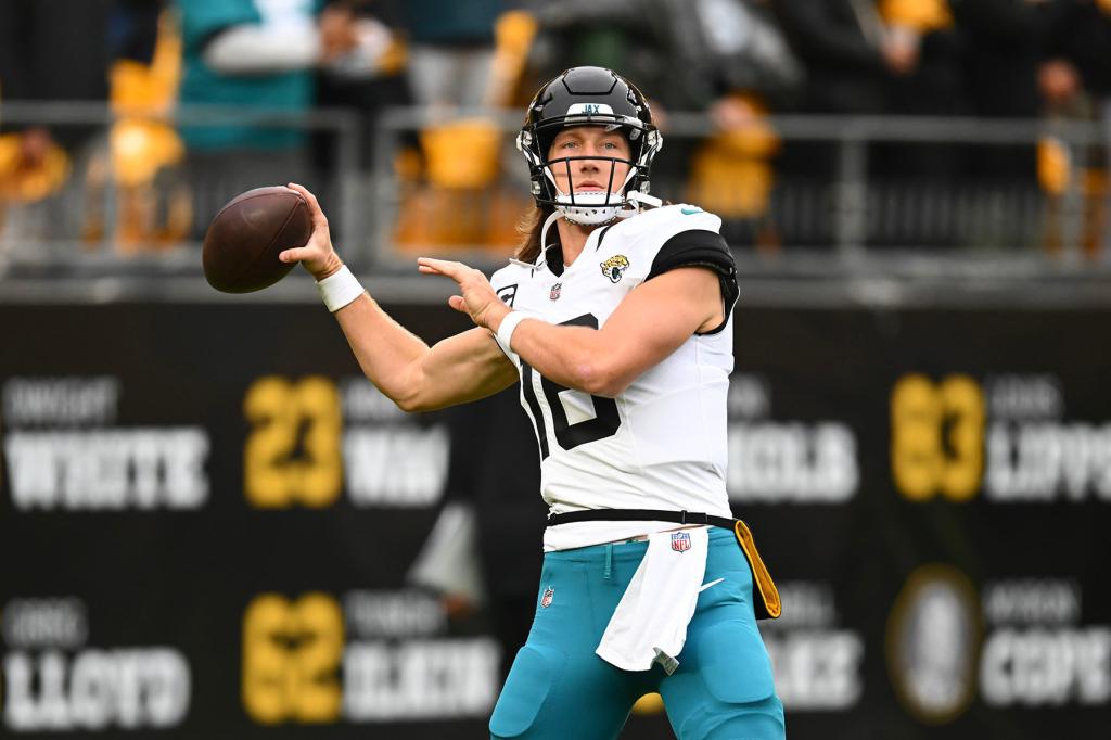 Trevor Lawrence #16 of the Jacksonville Jaguars warms up before the game against the Pittsburgh Steelers at Acrisure Stadium on October 29, 2023 in Pittsburgh, Pennsylvania. 