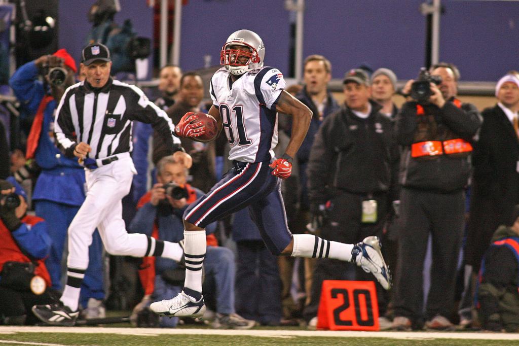 New England Patriots wide receiver Randy Moss breaks Jerry Rice's TD record with a TD catch in the 4th quarter. New England Patriots Vs New York Giants at Giant Stadium.   Saturday, December 29, 2007.  