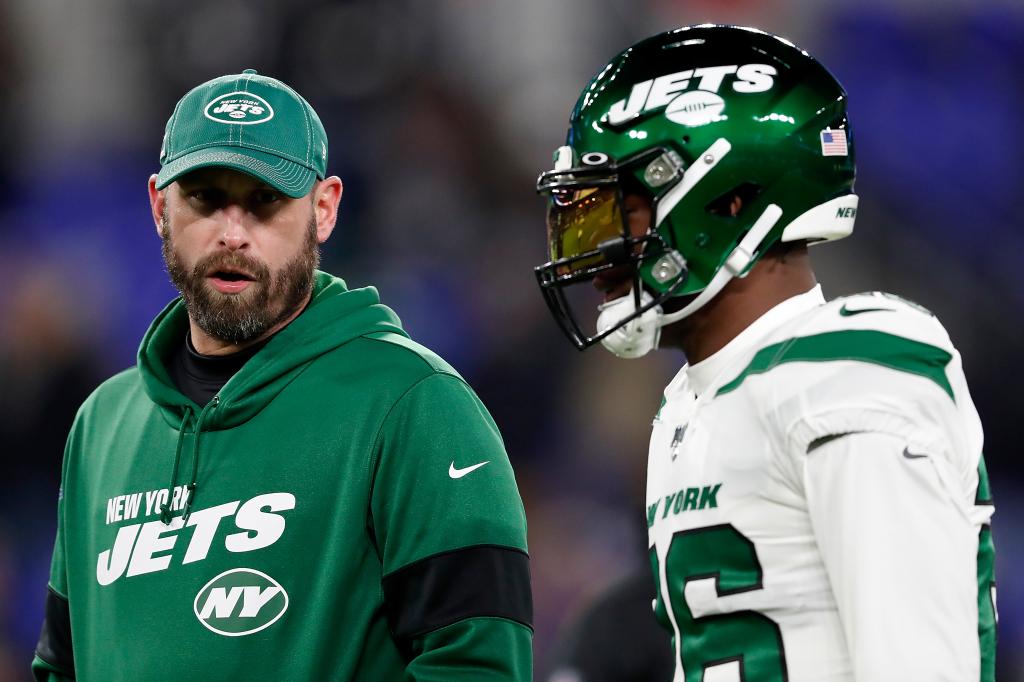 Head coach Adam Gase of the New York Jets and running back Le'Veon Bell #26 before the game against the Baltimore Ravens at M&T Bank Stadium on December 12, 2019 in Baltimore, Maryland. 