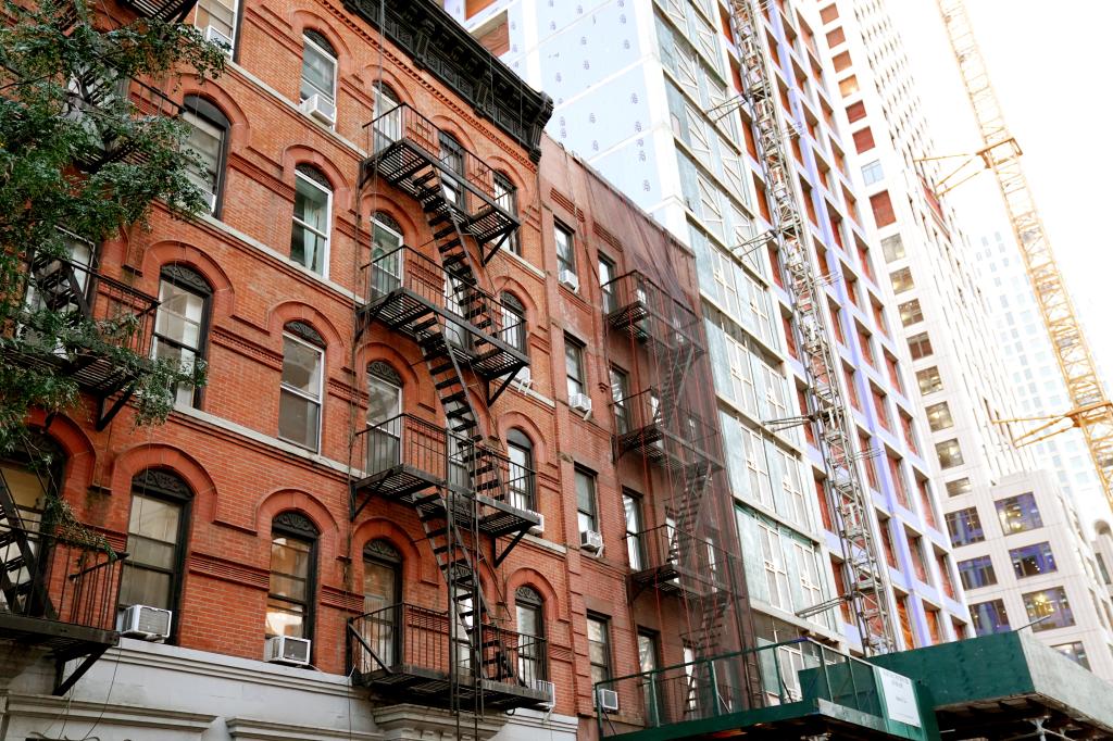 The average rental price of an apartment in Manhattan stood at $5,150 -- which is down nearly 2% year-over-year.