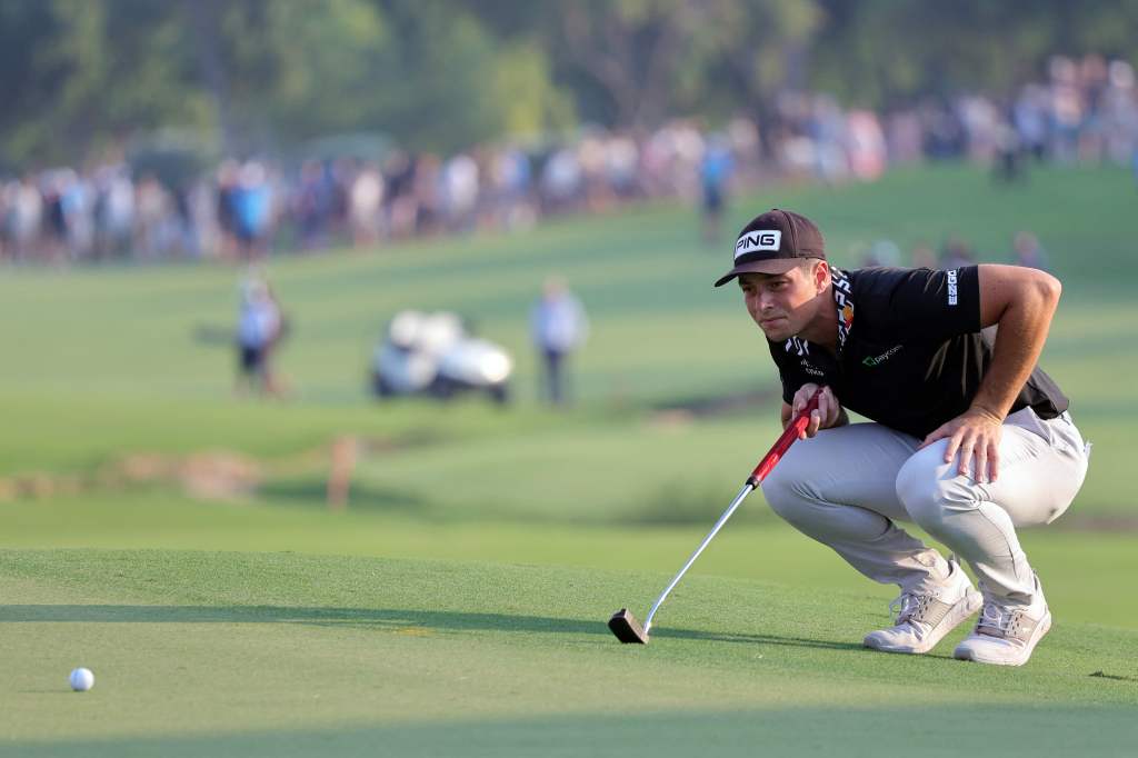 Victor Hovland lines up a putt during the last day of the DP World Tour Championship European Tour golf tournament