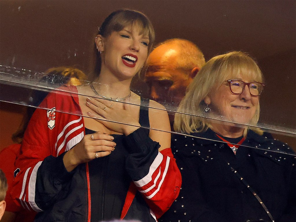 Taylor Swift watches a Chiefs game in October 2023 with Travis Kelce's mom, Donna Kelce.