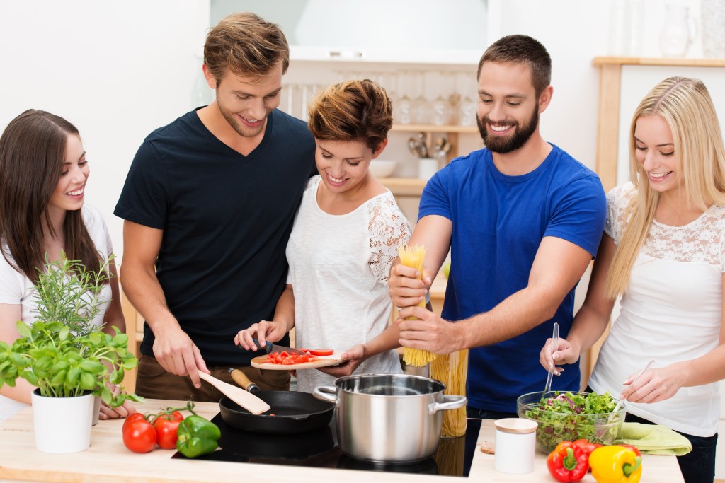 junge leute kochen zusammen