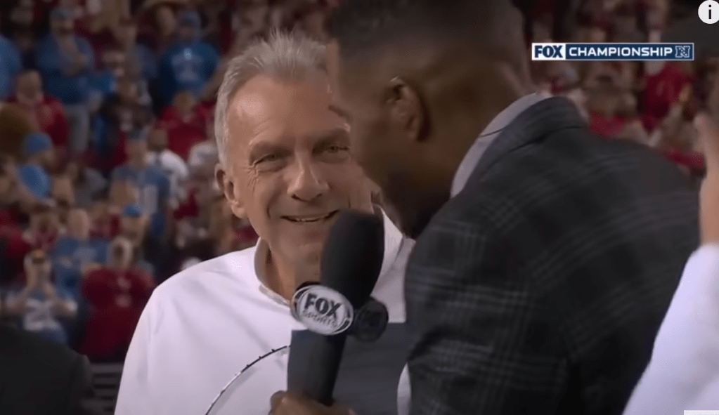 Michael Strahan (r) and Joe Montana (l).