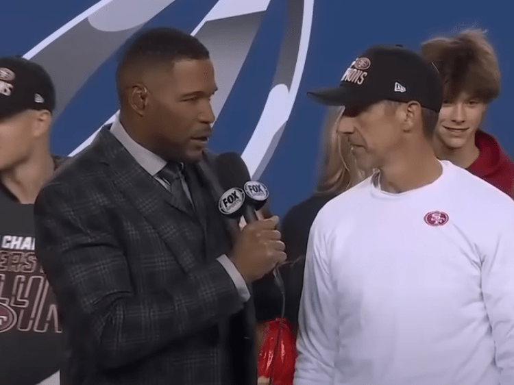 Michael Strahan (l) asks Kyle Shanahan (r) a question.