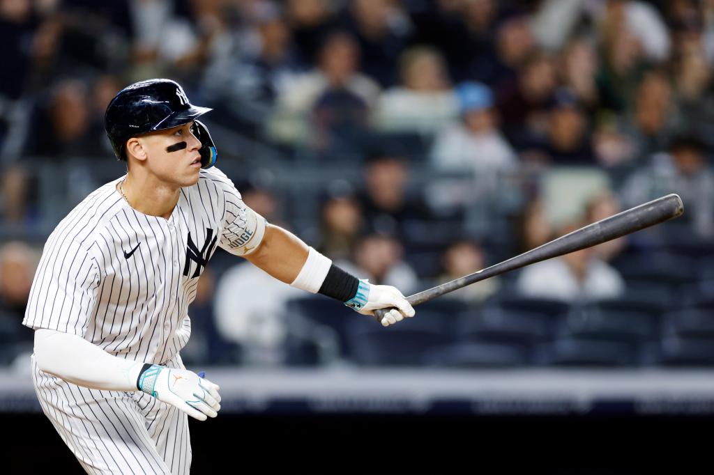 Aaron Judge hits a home run for the Yankees.