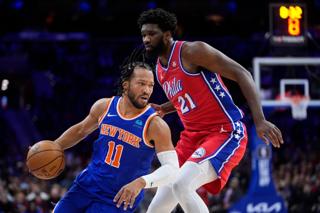 The Knicks' Jalen Brunson dribbles around the 76ers' Joel Embiid.