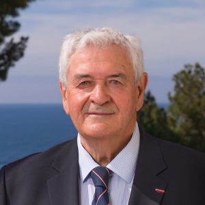 A photo of Didier Linotte against a Mediterranean Sea backdrop.