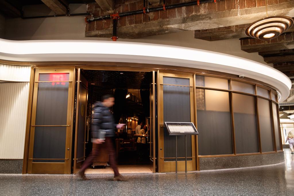 Entrance to Smith & Mills within the Rockefeller Center concourse. 